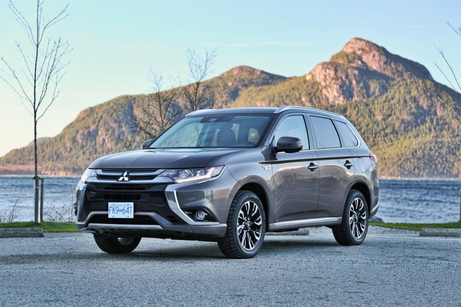  Mitsubishi Outlander PHEV 2017 года  (NA) (фото 1 из 70)